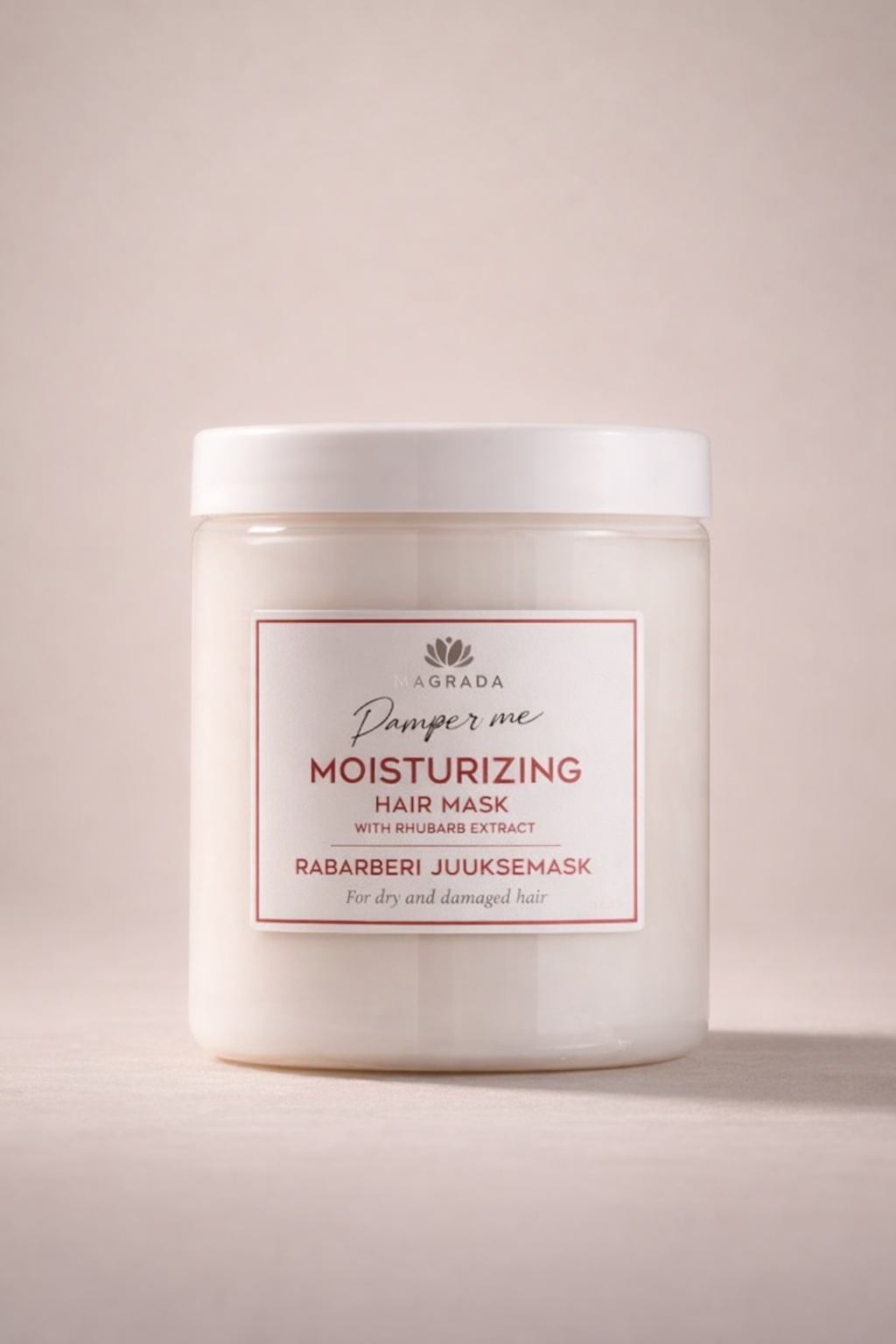 mascarilla capilar hidratante en tarro blanco sobre fondo neutro beige