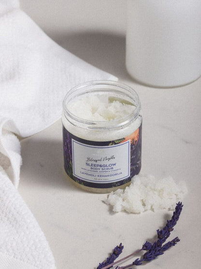 exfoliante corporal de lavanda junto a toalla blanca en ambiente de baño