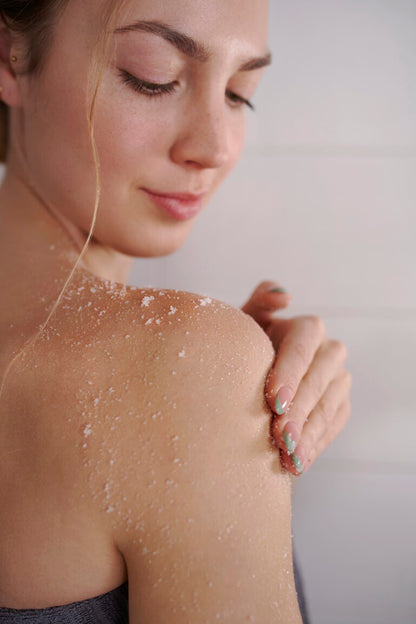 aplicación de exfoliante corporal en la piel en rutina de cuidado personal