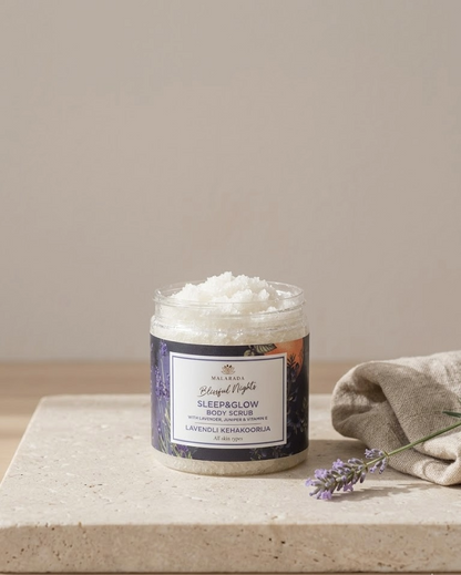 exfoliante corporal de lavanda en tarro de vidrio sobre superficie de piedra con flores