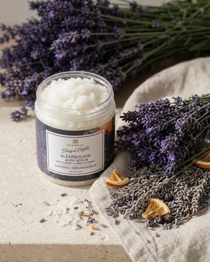 exfoliante corporal natural con lavanda y textura granulada en tarro abierto