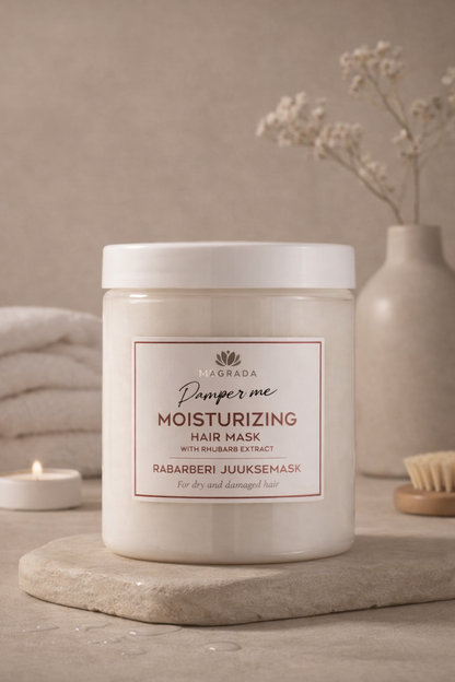 mascarilla capilar hidratante en tarro sobre superficie de baño con textiles neutros