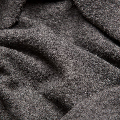 detalle de textura de manta de alpaca gris suave