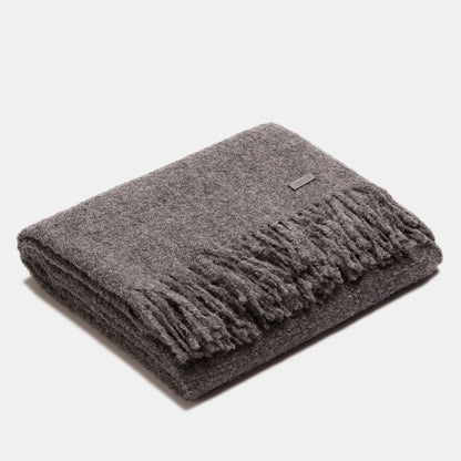 manta de alpaca gris doblada con acabado bouclé